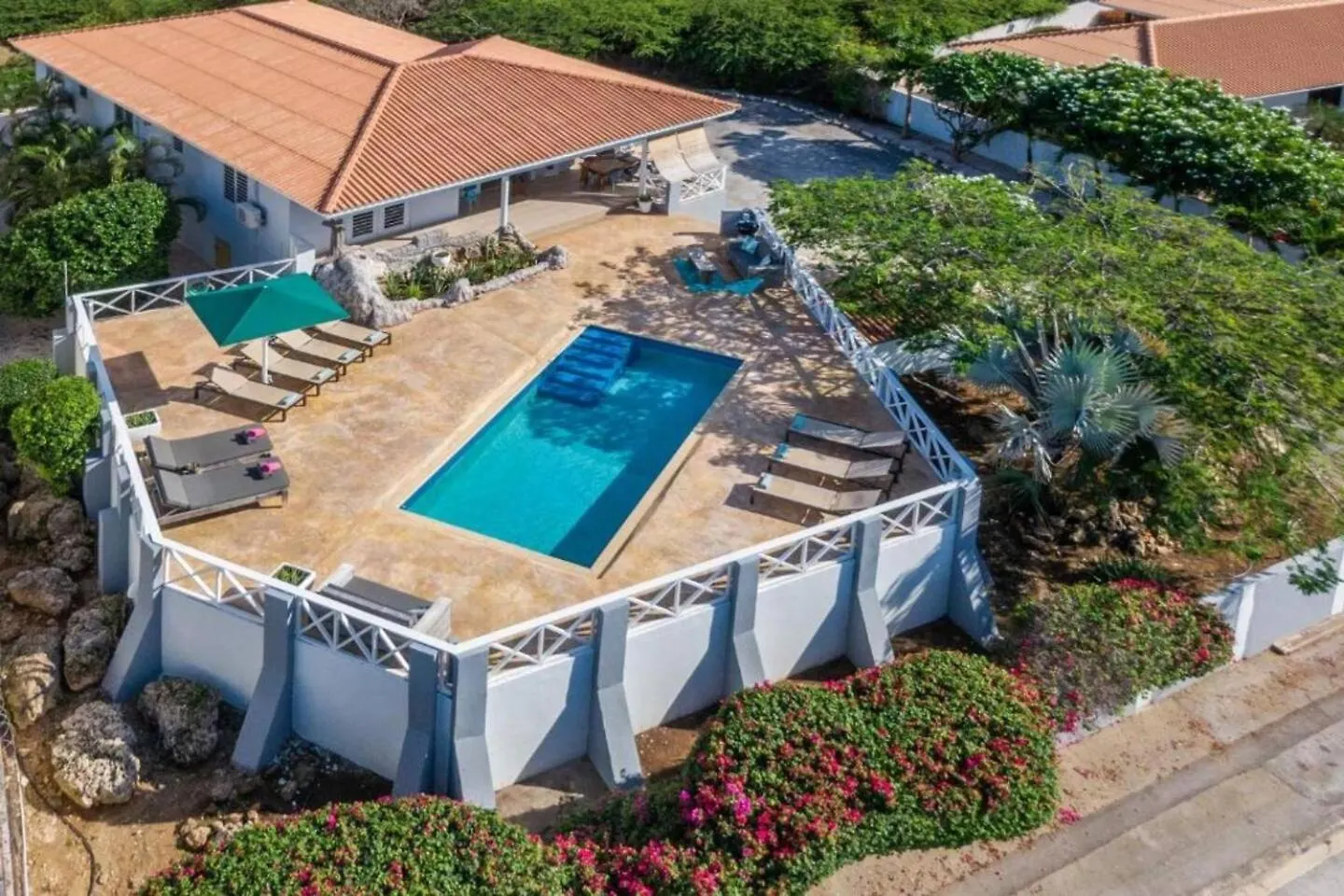 Beautiful & Spacious Villa With View In Jan Thiel